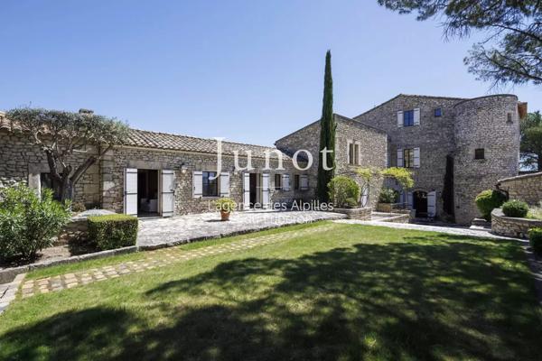 Joucas  - PROPRIÉTÉ HISTORIQUE XIIe - Centre village - 650m² habitables - Vues exceptionnelles - Piscine
