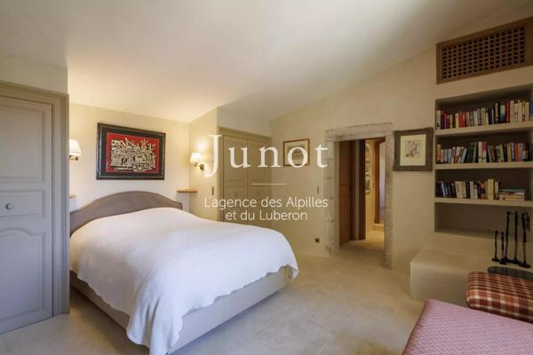 Joucas  - PROPRIÉTÉ HISTORIQUE XIIe - Centre village - 650m² habitables - Vues exceptionnelles - Piscine
