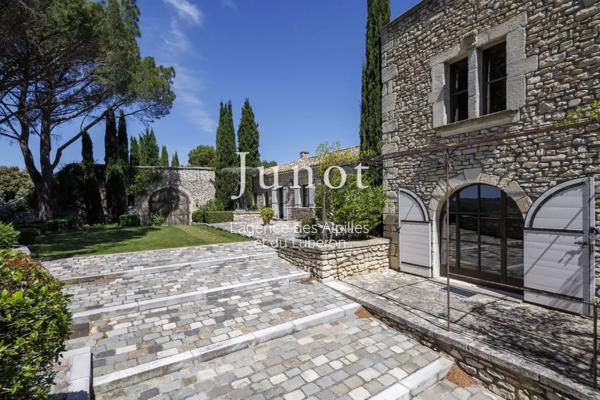Joucas  - PROPRIÉTÉ HISTORIQUE XIIe - Centre village - 650m² habitables - Vues exceptionnelles - Piscine