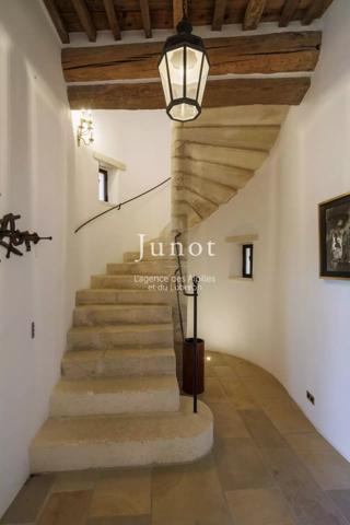 Joucas  - PROPRIÉTÉ HISTORIQUE XIIe - Centre village - 650m² habitables - Vues exceptionnelles - Piscine