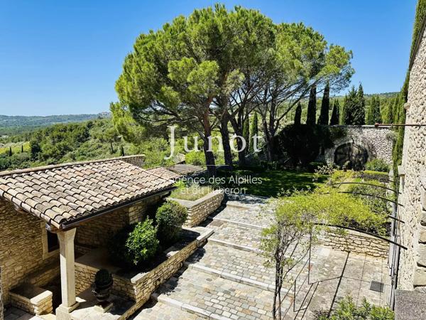 Joucas  - PROPRIÉTÉ HISTORIQUE XIIe - Centre village - 650m² habitables - Vues exceptionnelles - Piscine