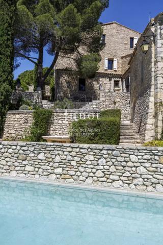 Joucas  - PROPRIÉTÉ HISTORIQUE XIIe - Centre village - 650m² habitables - Vues exceptionnelles - Piscine