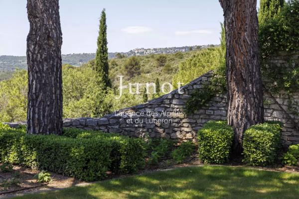 Joucas  - PROPRIÉTÉ HISTORIQUE XIIe - Centre village - 650m² habitables - Vues exceptionnelles - Piscine