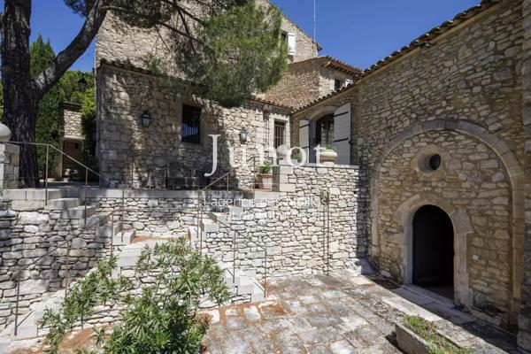 Joucas  - PROPRIÉTÉ HISTORIQUE XIIe - Centre village - 650m² habitables - Vues exceptionnelles - Piscine