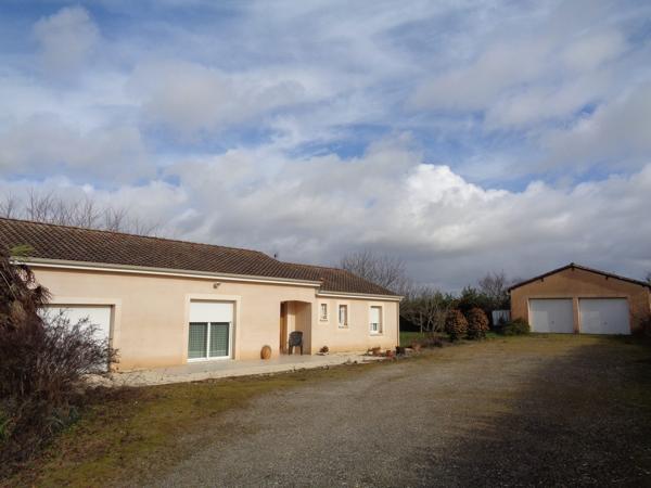 Superbe pavillon de plein pied de 95 m², 2315 m² de terrain, au calme, avec vues.