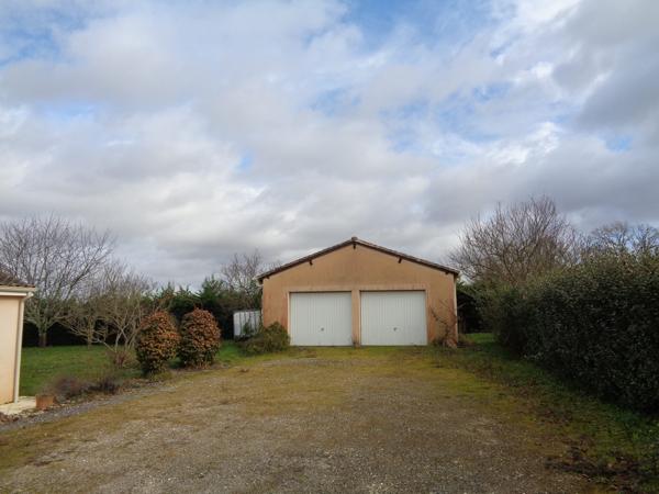 Superbe pavillon de plein pied de 95 m², 2315 m² de terrain, au calme, avec vues.