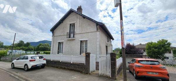Maison de ville avec garage et terrain