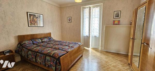 Maison de ville avec garage et terrain