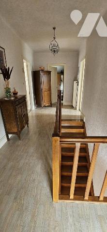 Maison de ville avec garage et terrain