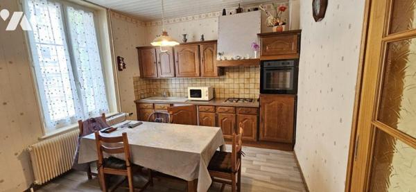 Maison de ville avec garage et terrain