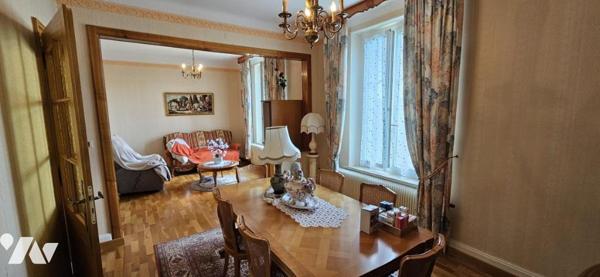 Maison de ville avec garage et terrain