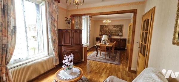 Maison de ville avec garage et terrain