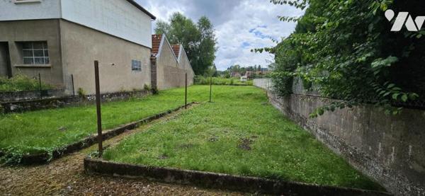 Maison de ville avec garage et terrain