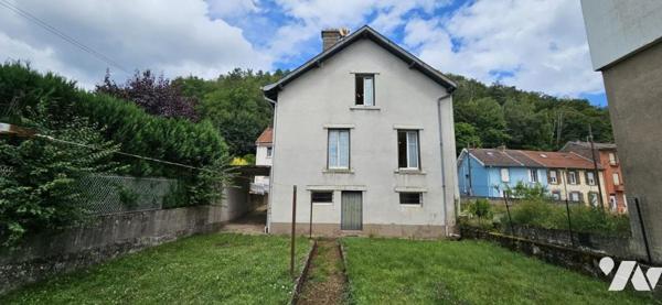 Maison de ville avec garage et terrain