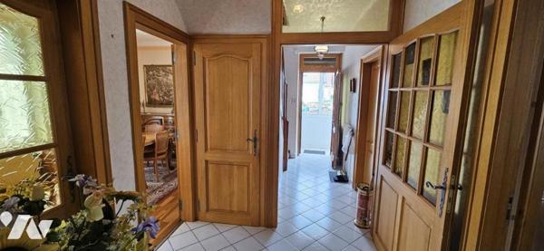 Maison de ville avec garage et terrain