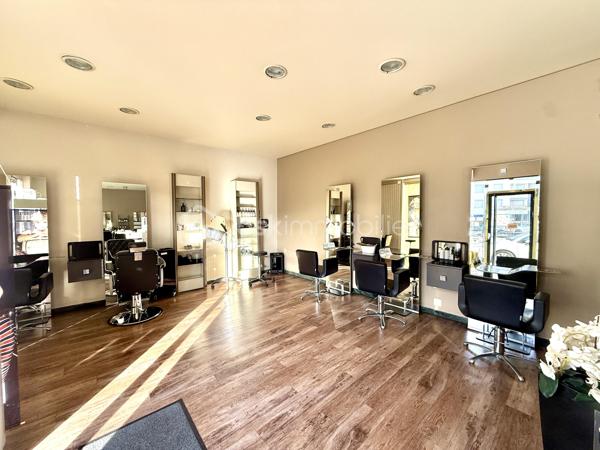 Salon de coiffure idéalement situé en plein centre de Bron, à proximité immédiate d'un arrêt de tramway (lignes T2 & T5), de nombreux commerces et avec stationnement facile.
Établissement exploité depuis 2012, bénéficiant d’une clientèle fidèle et régulière. Activité tenue par la dirigeante accompagnée d’une salariée et d’une apprentie.
Local climatisé de 74 m² en parfait état comprenant : point d'accueil, bien équipé avec plusieurs  bacs massants, postes couleurs et postes coiffure. Matériel complet et en bon état, activité immédiatement opérationnelle.
Prestations complètes coiffure et vente de produits additionnels.
Potentiel de développement au vue de la superficie en complément de l'activité : type prothésistes ongulaires, massages, tatouages...
Bail 3-6-9 renouvelé en 2023. Loyer mensuel : 1 556 € HT + charges.
Chiffre d’affaires 2025 : 185 492 €
Rentabilité élevée et stable.