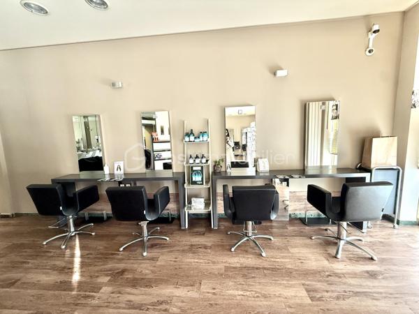 Salon de coiffure idéalement situé en plein centre de Bron, à proximité immédiate d'un arrêt de tramway (lignes T2 & T5), de nombreux commerces et avec stationnement facile.
Établissement exploité depuis 2012, bénéficiant d’une clientèle fidèle et régulière. Activité tenue par la dirigeante accompagnée d’une salariée et d’une apprentie.
Local climatisé de 74 m² en parfait état comprenant : point d'accueil, bien équipé avec plusieurs  bacs massants, postes couleurs et postes coiffure. Matériel complet et en bon état, activité immédiatement opérationnelle.
Prestations complètes coiffure et vente de produits additionnels.
Potentiel de développement au vue de la superficie en complément de l'activité : type prothésistes ongulaires, massages, tatouages...
Bail 3-6-9 renouvelé en 2023. Loyer mensuel : 1 556 € HT + charges.
Chiffre d’affaires 2025 : 185 492 €
Rentabilité élevée et stable.