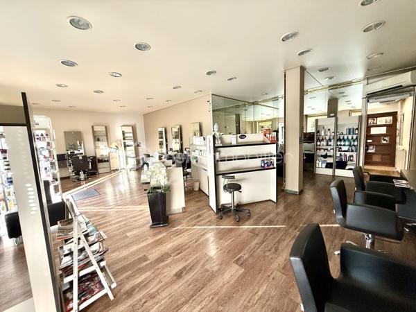 Salon de coiffure idéalement situé en plein centre de Bron, à proximité immédiate d'un arrêt de tramway (lignes T2 & T5), de nombreux commerces et avec stationnement facile.
Établissement exploité depuis 2012, bénéficiant d’une clientèle fidèle et régulière. Activité tenue par la dirigeante accompagnée d’une salariée et d’une apprentie.
Local climatisé de 74 m² en parfait état comprenant : point d'accueil, bien équipé avec plusieurs  bacs massants, postes couleurs et postes coiffure. Matériel complet et en bon état, activité immédiatement opérationnelle.
Prestations complètes coiffure et vente de produits additionnels.
Potentiel de développement au vue de la superficie en complément de l'activité : type prothésistes ongulaires, massages, tatouages...
Bail 3-6-9 renouvelé en 2023. Loyer mensuel : 1 556 € HT + charges.
Chiffre d’affaires 2025 : 185 492 €
Rentabilité élevée et stable.