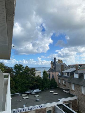 LOCATION A L"ANNEE - T3 Vue mer depuis le balcon
