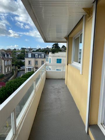 LOCATION A L"ANNEE - T3 Vue mer depuis le balcon