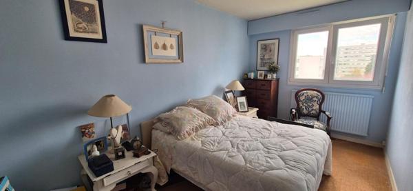 Appartement de type T4 avec balcon, cave et place de parking numérotée