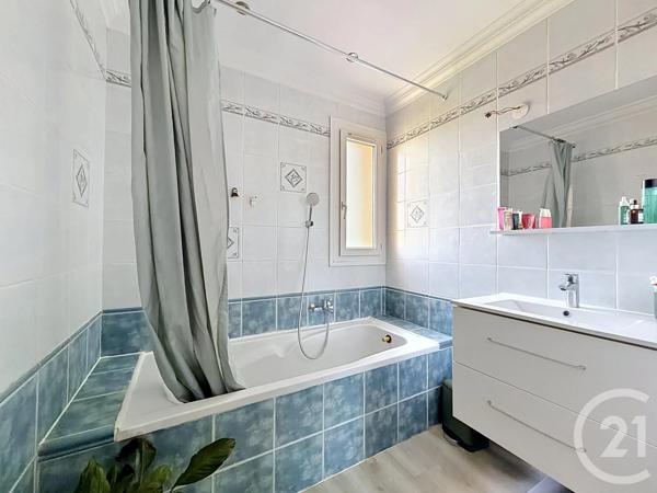 Appartement T4 à vendre  4 pièces - 67,80 m 2   FREJUS  - 83