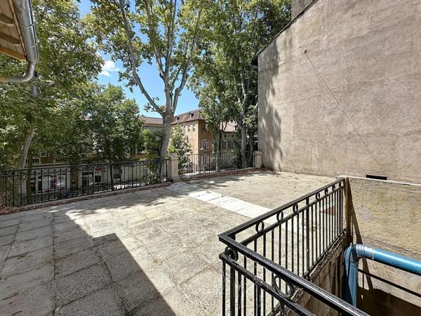 RAre , Appartement T3 refait à neuf avec grande terrasse face au boulevard