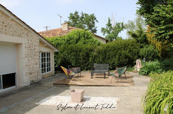 BELLE MAISON EN PIERRE DE 239 M² - TERRAIN DE 1,36 HECTARES - PISCINE ET DEPENDANCES