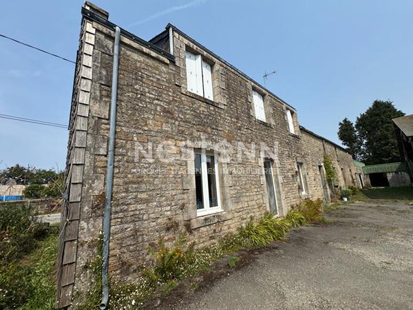 À vendre à PLUMELIAU-BIEUZY ancienne ferme, 6 chambres avec un hangar 670 m²