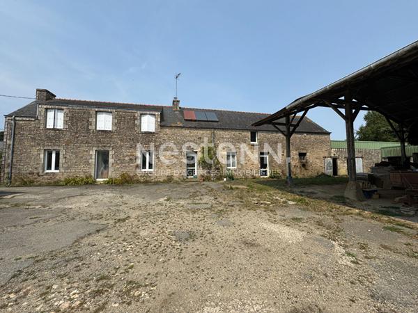 À vendre à PLUMELIAU-BIEUZY ancienne ferme, 6 chambres avec un hangar 670 m²