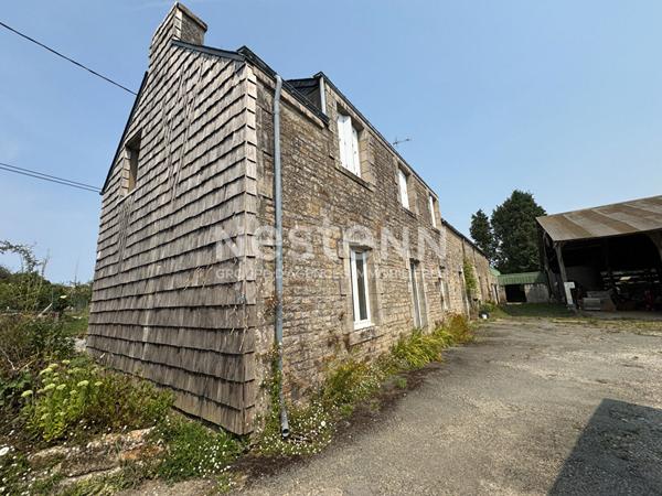 À vendre à PLUMELIAU-BIEUZY ancienne ferme, 6 chambres avec un hangar 670 m²