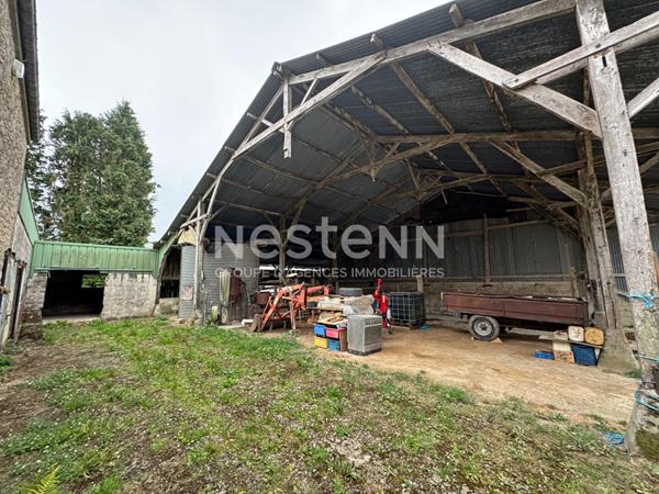 À vendre à PLUMELIAU-BIEUZY ancienne ferme, 6 chambres avec un hangar 670 m²
