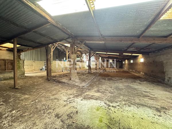 À vendre à PLUMELIAU-BIEUZY ancienne ferme, 6 chambres avec un hangar 670 m²