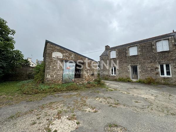 À vendre à PLUMELIAU-BIEUZY ancienne ferme, 6 chambres avec un hangar 670 m²