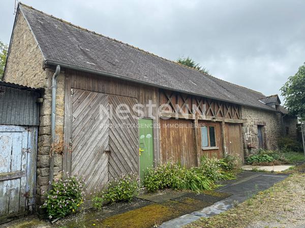 À vendre à PLUMELIAU-BIEUZY ancienne ferme, 6 chambres avec un hangar 670 m²