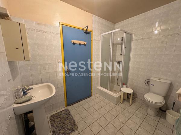 À vendre à PLUMELIAU-BIEUZY ancienne ferme, 6 chambres avec un hangar 670 m²