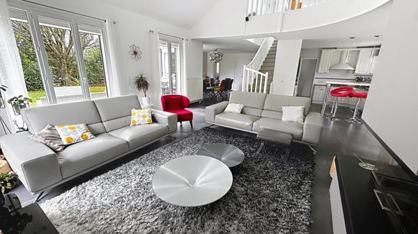 Superbe maison d'environ 215 m2 sur 891m2