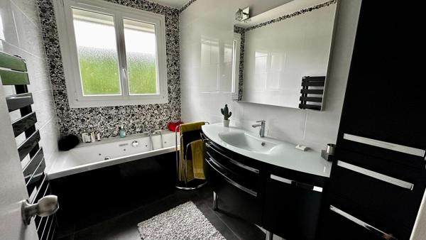 Superbe maison d'environ 215 m2 sur 891m2