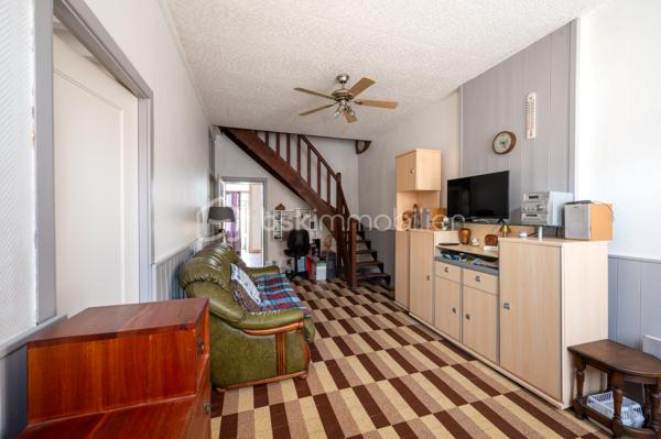 Vous recherchez une maison avec 3 chambres, jardin et garage à Valençay, pour votre résidence principale ou un premier achat ?

Cette charmante maison ancienne d'environ 80 m² habitables, située dans le quartier historique des Templiers, offre une configuration particulièrement intéressante avec 3 chambres dont une au rez-de-chaussée, un jardin clos et arboré d'environ 430 m² et un garage.
Une maison fonctionnelle et pleine de charme

Le rez-de-chaussée se compose d'un séjour, d'une cuisine fonctionnelle ouvrant sur une véranda et d'une chambre au rez-de-chaussée, un véritable atout pour une vie de plain-pied partielle ou pour recevoir. D'une salle d'eau récente avec wc.
À l'étage, vous trouverez deux chambres supplémentaires.
Une terrasse à l'étage permet également de profiter d'une vue dégagée.
Un jardin de 430 m² et un garage
À l'extérieur, vous profiterez d'un jardin clos et arboré d'environ 430 m², idéal pour les repas en extérieur, les loisirs ou simplement profiter des beaux jours.
Un garage attenant complète le bien.