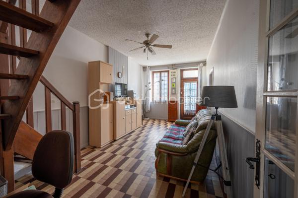 Vous recherchez une maison avec 3 chambres, jardin et garage à Valençay, pour votre résidence principale ou un premier achat ?

Cette charmante maison ancienne d'environ 80 m² habitables, située dans le quartier historique des Templiers, offre une configuration particulièrement intéressante avec 3 chambres dont une au rez-de-chaussée, un jardin clos et arboré d'environ 430 m² et un garage.
Une maison fonctionnelle et pleine de charme

Le rez-de-chaussée se compose d'un séjour, d'une cuisine fonctionnelle ouvrant sur une véranda et d'une chambre au rez-de-chaussée, un véritable atout pour une vie de plain-pied partielle ou pour recevoir. D'une salle d'eau récente avec wc.
À l'étage, vous trouverez deux chambres supplémentaires.
Une terrasse à l'étage permet également de profiter d'une vue dégagée.
Un jardin de 430 m² et un garage
À l'extérieur, vous profiterez d'un jardin clos et arboré d'environ 430 m², idéal pour les repas en extérieur, les loisirs ou simplement profiter des beaux jours.
Un garage attenant complète le bien.