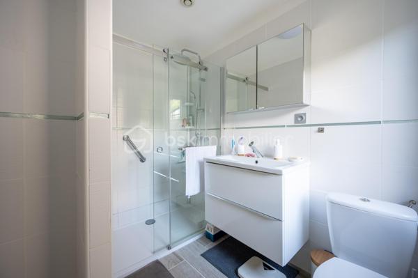 Vous recherchez une maison avec 3 chambres, jardin et garage à Valençay, pour votre résidence principale ou un premier achat ?

Cette charmante maison ancienne d'environ 80 m² habitables, située dans le quartier historique des Templiers, offre une configuration particulièrement intéressante avec 3 chambres dont une au rez-de-chaussée, un jardin clos et arboré d'environ 430 m² et un garage.
Une maison fonctionnelle et pleine de charme

Le rez-de-chaussée se compose d'un séjour, d'une cuisine fonctionnelle ouvrant sur une véranda et d'une chambre au rez-de-chaussée, un véritable atout pour une vie de plain-pied partielle ou pour recevoir. D'une salle d'eau récente avec wc.
À l'étage, vous trouverez deux chambres supplémentaires.
Une terrasse à l'étage permet également de profiter d'une vue dégagée.
Un jardin de 430 m² et un garage
À l'extérieur, vous profiterez d'un jardin clos et arboré d'environ 430 m², idéal pour les repas en extérieur, les loisirs ou simplement profiter des beaux jours.
Un garage attenant complète le bien.