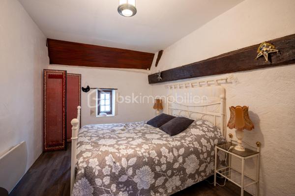 Vous recherchez une maison avec 3 chambres, jardin et garage à Valençay, pour votre résidence principale ou un premier achat ?

Cette charmante maison ancienne d'environ 80 m² habitables, située dans le quartier historique des Templiers, offre une configuration particulièrement intéressante avec 3 chambres dont une au rez-de-chaussée, un jardin clos et arboré d'environ 430 m² et un garage.
Une maison fonctionnelle et pleine de charme

Le rez-de-chaussée se compose d'un séjour, d'une cuisine fonctionnelle ouvrant sur une véranda et d'une chambre au rez-de-chaussée, un véritable atout pour une vie de plain-pied partielle ou pour recevoir. D'une salle d'eau récente avec wc.
À l'étage, vous trouverez deux chambres supplémentaires.
Une terrasse à l'étage permet également de profiter d'une vue dégagée.
Un jardin de 430 m² et un garage
À l'extérieur, vous profiterez d'un jardin clos et arboré d'environ 430 m², idéal pour les repas en extérieur, les loisirs ou simplement profiter des beaux jours.
Un garage attenant complète le bien.