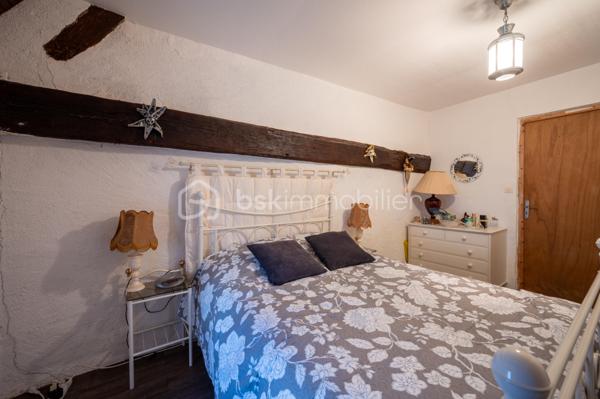 Vous recherchez une maison avec 3 chambres, jardin et garage à Valençay, pour votre résidence principale ou un premier achat ?

Cette charmante maison ancienne d'environ 80 m² habitables, située dans le quartier historique des Templiers, offre une configuration particulièrement intéressante avec 3 chambres dont une au rez-de-chaussée, un jardin clos et arboré d'environ 430 m² et un garage.
Une maison fonctionnelle et pleine de charme

Le rez-de-chaussée se compose d'un séjour, d'une cuisine fonctionnelle ouvrant sur une véranda et d'une chambre au rez-de-chaussée, un véritable atout pour une vie de plain-pied partielle ou pour recevoir. D'une salle d'eau récente avec wc.
À l'étage, vous trouverez deux chambres supplémentaires.
Une terrasse à l'étage permet également de profiter d'une vue dégagée.
Un jardin de 430 m² et un garage
À l'extérieur, vous profiterez d'un jardin clos et arboré d'environ 430 m², idéal pour les repas en extérieur, les loisirs ou simplement profiter des beaux jours.
Un garage attenant complète le bien.