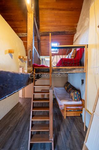 Vous recherchez une maison avec 3 chambres, jardin et garage à Valençay, pour votre résidence principale ou un premier achat ?

Cette charmante maison ancienne d'environ 80 m² habitables, située dans le quartier historique des Templiers, offre une configuration particulièrement intéressante avec 3 chambres dont une au rez-de-chaussée, un jardin clos et arboré d'environ 430 m² et un garage.
Une maison fonctionnelle et pleine de charme

Le rez-de-chaussée se compose d'un séjour, d'une cuisine fonctionnelle ouvrant sur une véranda et d'une chambre au rez-de-chaussée, un véritable atout pour une vie de plain-pied partielle ou pour recevoir. D'une salle d'eau récente avec wc.
À l'étage, vous trouverez deux chambres supplémentaires.
Une terrasse à l'étage permet également de profiter d'une vue dégagée.
Un jardin de 430 m² et un garage
À l'extérieur, vous profiterez d'un jardin clos et arboré d'environ 430 m², idéal pour les repas en extérieur, les loisirs ou simplement profiter des beaux jours.
Un garage attenant complète le bien.