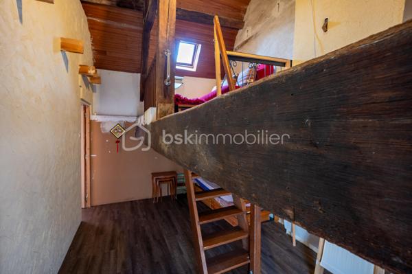 Vous recherchez une maison avec 3 chambres, jardin et garage à Valençay, pour votre résidence principale ou un premier achat ?

Cette charmante maison ancienne d'environ 80 m² habitables, située dans le quartier historique des Templiers, offre une configuration particulièrement intéressante avec 3 chambres dont une au rez-de-chaussée, un jardin clos et arboré d'environ 430 m² et un garage.
Une maison fonctionnelle et pleine de charme

Le rez-de-chaussée se compose d'un séjour, d'une cuisine fonctionnelle ouvrant sur une véranda et d'une chambre au rez-de-chaussée, un véritable atout pour une vie de plain-pied partielle ou pour recevoir. D'une salle d'eau récente avec wc.
À l'étage, vous trouverez deux chambres supplémentaires.
Une terrasse à l'étage permet également de profiter d'une vue dégagée.
Un jardin de 430 m² et un garage
À l'extérieur, vous profiterez d'un jardin clos et arboré d'environ 430 m², idéal pour les repas en extérieur, les loisirs ou simplement profiter des beaux jours.
Un garage attenant complète le bien.