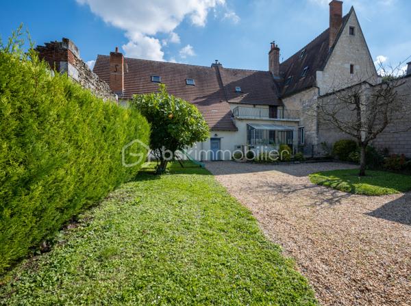 Vous recherchez une maison avec 3 chambres, jardin et garage à Valençay, pour votre résidence principale ou un premier achat ?

Cette charmante maison ancienne d'environ 80 m² habitables, située dans le quartier historique des Templiers, offre une configuration particulièrement intéressante avec 3 chambres dont une au rez-de-chaussée, un jardin clos et arboré d'environ 430 m² et un garage.
Une maison fonctionnelle et pleine de charme

Le rez-de-chaussée se compose d'un séjour, d'une cuisine fonctionnelle ouvrant sur une véranda et d'une chambre au rez-de-chaussée, un véritable atout pour une vie de plain-pied partielle ou pour recevoir. D'une salle d'eau récente avec wc.
À l'étage, vous trouverez deux chambres supplémentaires.
Une terrasse à l'étage permet également de profiter d'une vue dégagée.
Un jardin de 430 m² et un garage
À l'extérieur, vous profiterez d'un jardin clos et arboré d'environ 430 m², idéal pour les repas en extérieur, les loisirs ou simplement profiter des beaux jours.
Un garage attenant complète le bien.