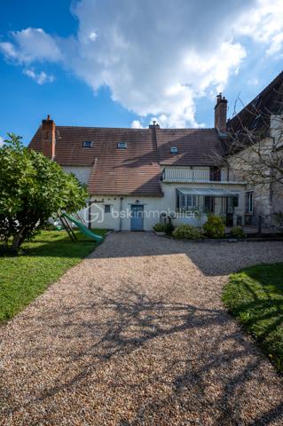 Vous recherchez une maison avec 3 chambres, jardin et garage à Valençay, pour votre résidence principale ou un premier achat ?

Cette charmante maison ancienne d'environ 80 m² habitables, située dans le quartier historique des Templiers, offre une configuration particulièrement intéressante avec 3 chambres dont une au rez-de-chaussée, un jardin clos et arboré d'environ 430 m² et un garage.
Une maison fonctionnelle et pleine de charme

Le rez-de-chaussée se compose d'un séjour, d'une cuisine fonctionnelle ouvrant sur une véranda et d'une chambre au rez-de-chaussée, un véritable atout pour une vie de plain-pied partielle ou pour recevoir. D'une salle d'eau récente avec wc.
À l'étage, vous trouverez deux chambres supplémentaires.
Une terrasse à l'étage permet également de profiter d'une vue dégagée.
Un jardin de 430 m² et un garage
À l'extérieur, vous profiterez d'un jardin clos et arboré d'environ 430 m², idéal pour les repas en extérieur, les loisirs ou simplement profiter des beaux jours.
Un garage attenant complète le bien.