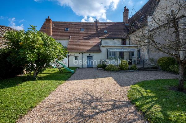 Vous recherchez une maison avec 3 chambres, jardin et garage à Valençay, pour votre résidence principale ou un premier achat ?

Cette charmante maison ancienne d'environ 80 m² habitables, située dans le quartier historique des Templiers, offre une configuration particulièrement intéressante avec 3 chambres dont une au rez-de-chaussée, un jardin clos et arboré d'environ 430 m² et un garage.
Une maison fonctionnelle et pleine de charme

Le rez-de-chaussée se compose d'un séjour, d'une cuisine fonctionnelle ouvrant sur une véranda et d'une chambre au rez-de-chaussée, un véritable atout pour une vie de plain-pied partielle ou pour recevoir. D'une salle d'eau récente avec wc.
À l'étage, vous trouverez deux chambres supplémentaires.
Une terrasse à l'étage permet également de profiter d'une vue dégagée.
Un jardin de 430 m² et un garage
À l'extérieur, vous profiterez d'un jardin clos et arboré d'environ 430 m², idéal pour les repas en extérieur, les loisirs ou simplement profiter des beaux jours.
Un garage attenant complète le bien.