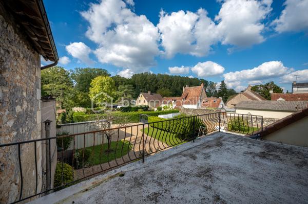 Vous recherchez une maison avec 3 chambres, jardin et garage à Valençay, pour votre résidence principale ou un premier achat ?

Cette charmante maison ancienne d'environ 80 m² habitables, située dans le quartier historique des Templiers, offre une configuration particulièrement intéressante avec 3 chambres dont une au rez-de-chaussée, un jardin clos et arboré d'environ 430 m² et un garage.
Une maison fonctionnelle et pleine de charme

Le rez-de-chaussée se compose d'un séjour, d'une cuisine fonctionnelle ouvrant sur une véranda et d'une chambre au rez-de-chaussée, un véritable atout pour une vie de plain-pied partielle ou pour recevoir. D'une salle d'eau récente avec wc.
À l'étage, vous trouverez deux chambres supplémentaires.
Une terrasse à l'étage permet également de profiter d'une vue dégagée.
Un jardin de 430 m² et un garage
À l'extérieur, vous profiterez d'un jardin clos et arboré d'environ 430 m², idéal pour les repas en extérieur, les loisirs ou simplement profiter des beaux jours.
Un garage attenant complète le bien.