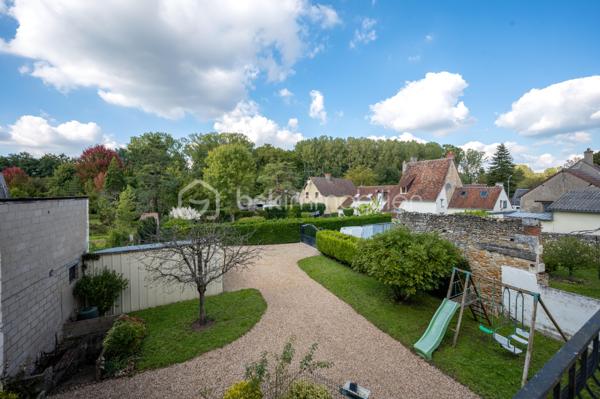 Vous recherchez une maison avec 3 chambres, jardin et garage à Valençay, pour votre résidence principale ou un premier achat ?

Cette charmante maison ancienne d'environ 80 m² habitables, située dans le quartier historique des Templiers, offre une configuration particulièrement intéressante avec 3 chambres dont une au rez-de-chaussée, un jardin clos et arboré d'environ 430 m² et un garage.
Une maison fonctionnelle et pleine de charme

Le rez-de-chaussée se compose d'un séjour, d'une cuisine fonctionnelle ouvrant sur une véranda et d'une chambre au rez-de-chaussée, un véritable atout pour une vie de plain-pied partielle ou pour recevoir. D'une salle d'eau récente avec wc.
À l'étage, vous trouverez deux chambres supplémentaires.
Une terrasse à l'étage permet également de profiter d'une vue dégagée.
Un jardin de 430 m² et un garage
À l'extérieur, vous profiterez d'un jardin clos et arboré d'environ 430 m², idéal pour les repas en extérieur, les loisirs ou simplement profiter des beaux jours.
Un garage attenant complète le bien.